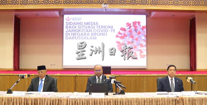 卫生部长依山主持新闻发布会。左为首相署部长莫迪，右为首相署部长兼财政及经济部第二部长刘光明。
