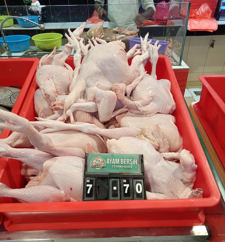 怡保一超市以7令吉70仙出售一公斤标准净鸡，被贸消局取缔，罚款5000令吉。