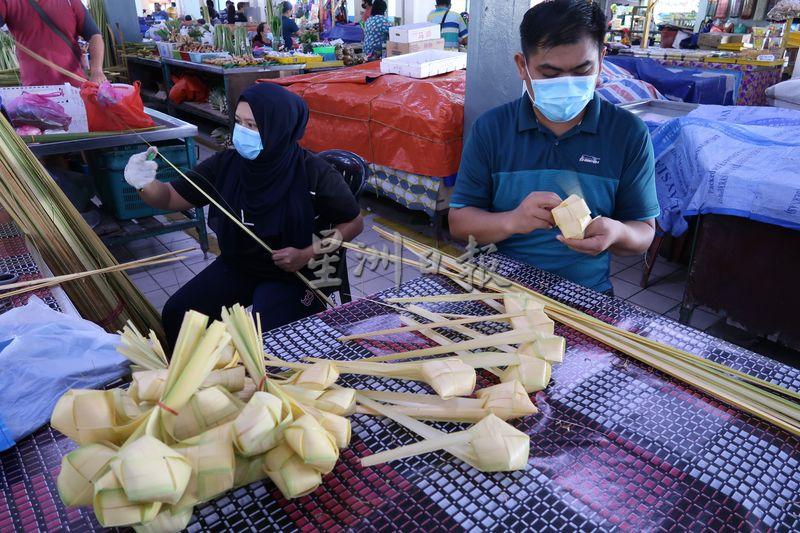 海鲁（右）和太太诺惹玛莱艾在中央市场售卖马来粽模型。