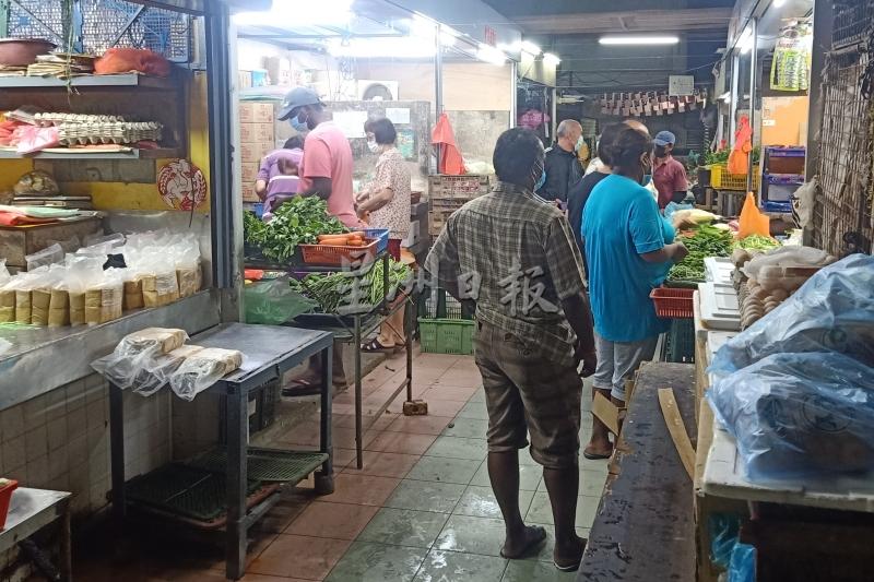 周六清晨时分，便有许多市民到瓜拉庇朥公市抢购佳节期间所需要的食材。