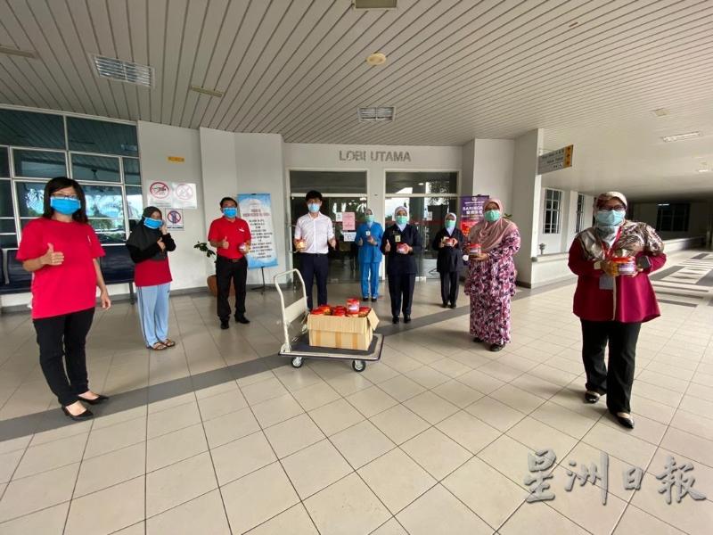 后廊服务中心移交佳节饼给太平医院。（图：星洲日报）