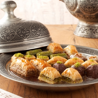 巴拉瓦餅是土耳其人開齋節主要的節慶食品，是一種口味濃郁、甜膩的酥皮點心。餅以層層酥皮製成，內餡裹入碎堅果，再搭上甜蜜的糖漿或蜂蜜。