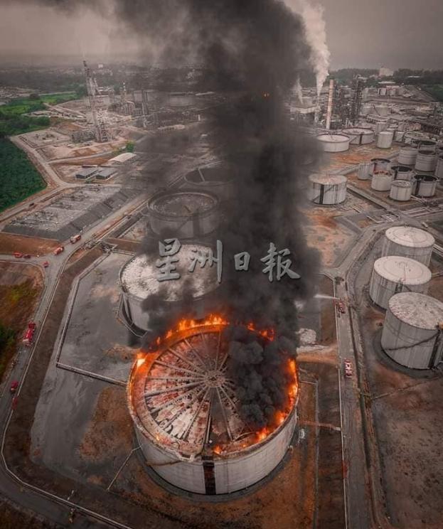 波徳申恒源炼油厂一油槽周五发生火灾，森消拯局表示肇因仍在调查中。（图取自大马消拯局脸书专页）
