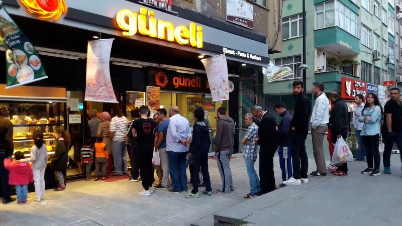 齋戒期間，晚上正式開齋之前，土耳其人會先吃一種叫“pide”的大餅。由於大餅是趁熱吃，因此在齋戒月會看到人們排長龍買大餅，並稱之為“大餅隊”（Pide line）。