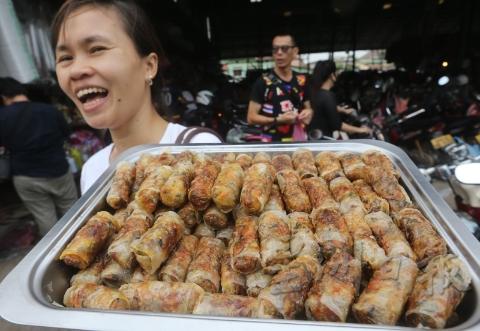 身处在寮国菜市场，时时刻刻都能找到美食送进嘴巴。