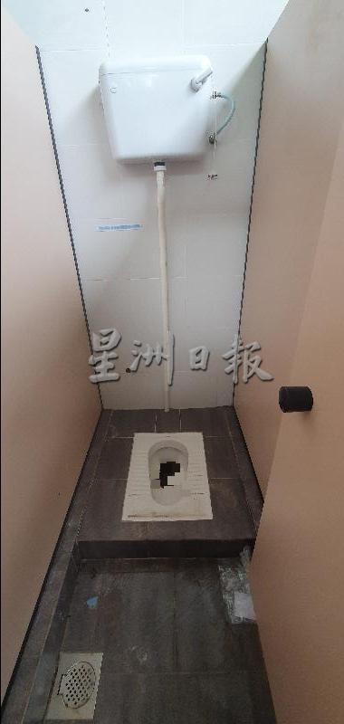 由于没有水供，多间厕所都有粪便堆积在马桶，异味令人作呕。