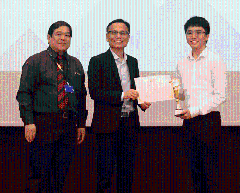黄祉胜（右）从李仕伟教授（中）手中接过拉大学院大学先修中心（CPUS）A水平杰出成就奖状及奖杯。左为CPUS主任杨福成。