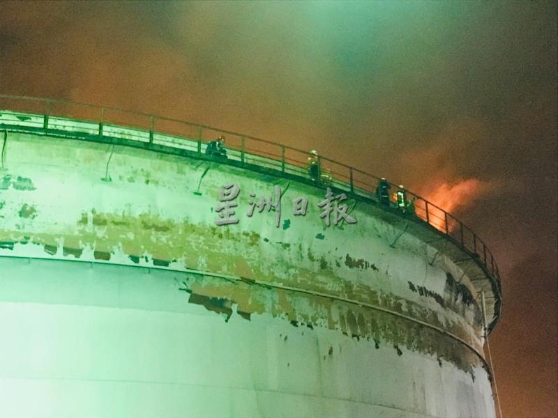 储满炼油的油槽发生火灾，油槽又深又高，热气滚滚，增添了消拯人员灭火的难度，耗时约10小时才顺利扑灭火势。
