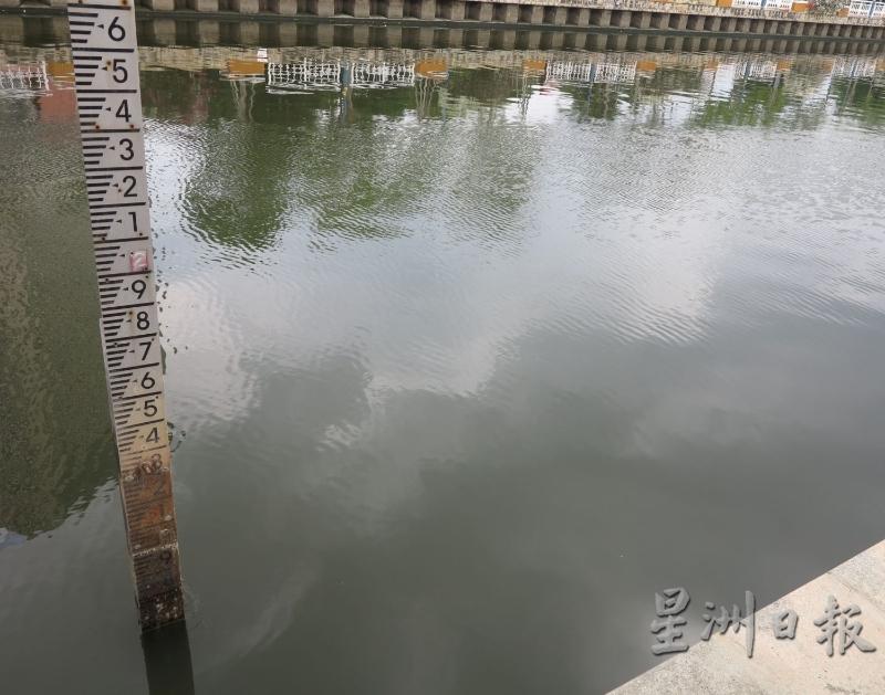 马六甲河水位已下降，河水也未如行管令期间的清澈。