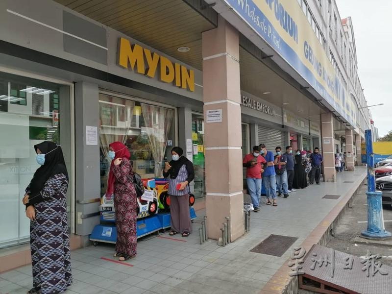 Mydin批发市场外，顾客排长龙等候进入购物。（图：星洲日报）
