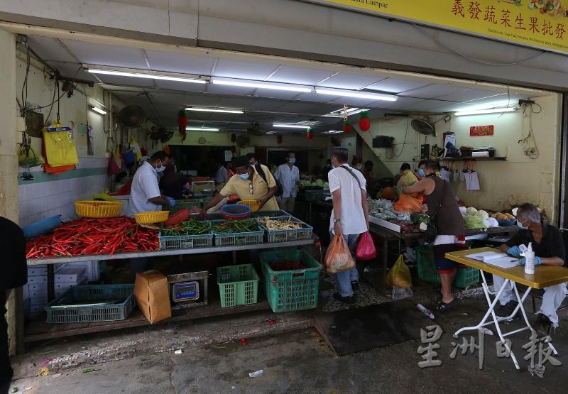 虽然到访的人潮不多，为售卖蔬菜、水果及杂货为主的商店依然迎来不少顾客的光顾。（图：星洲日报）