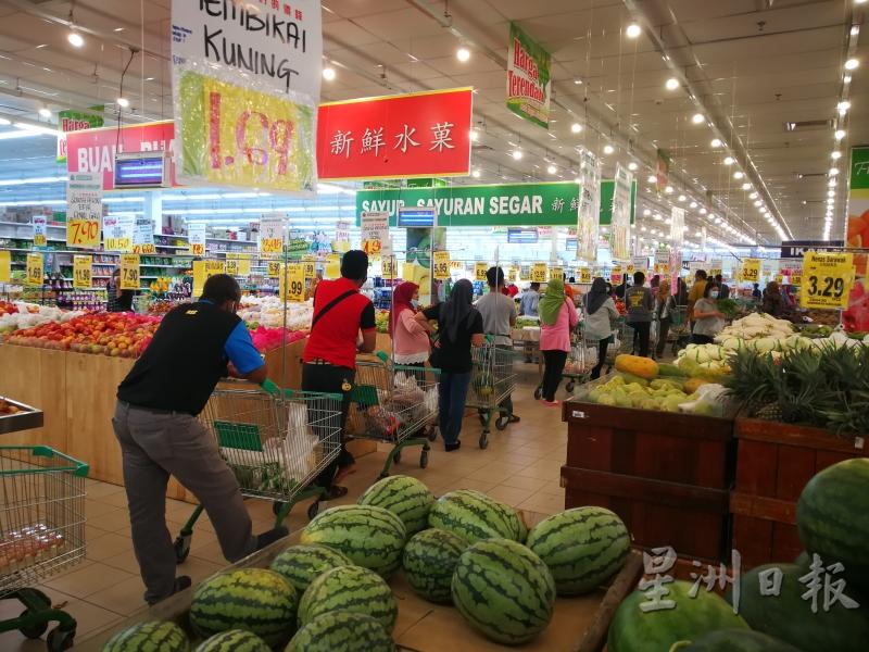 超市蔬菜称重部大排长龙。（图：星洲日报）