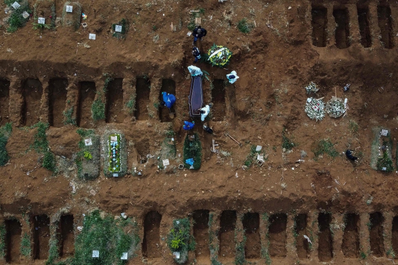 由于死亡人数不断增加，巴西挖万人坑埋葬感染者遗体。（图：法新社）