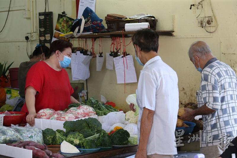 虽然到访的人潮不多，为售卖蔬菜、水果及杂货为主的商店依然迎来不少顾客的光顾。（图：星洲日报）