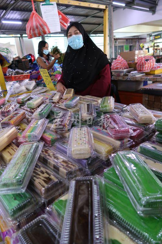 千层糕的摊贩拉丁莎菲雅预备30多种口味的千层糕，供开斋节市场。
