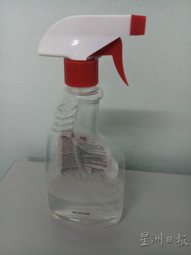 民众可以将搅和好的消毒液装载喷头瓶子内，方便随时消毒。