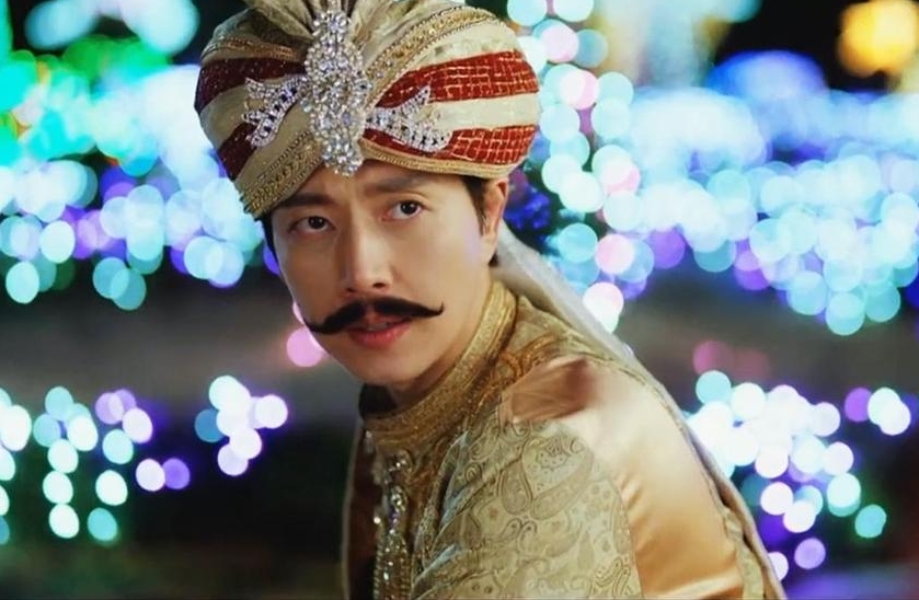 朴海镇为了韩剧《老顽固实习生》挑战搞笑演技，在“辣鸡面印度版广告”大跳滑稽的“辣鸡舞”，掀起网上一阵“辣鸡舞”模仿风潮。


