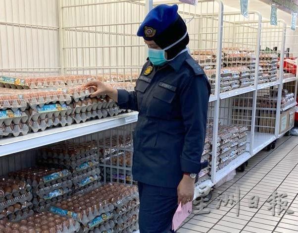 法芝丽雅娜正在检查鸡蛋售价，确保商家没随意调涨价格。（图：星洲日报）