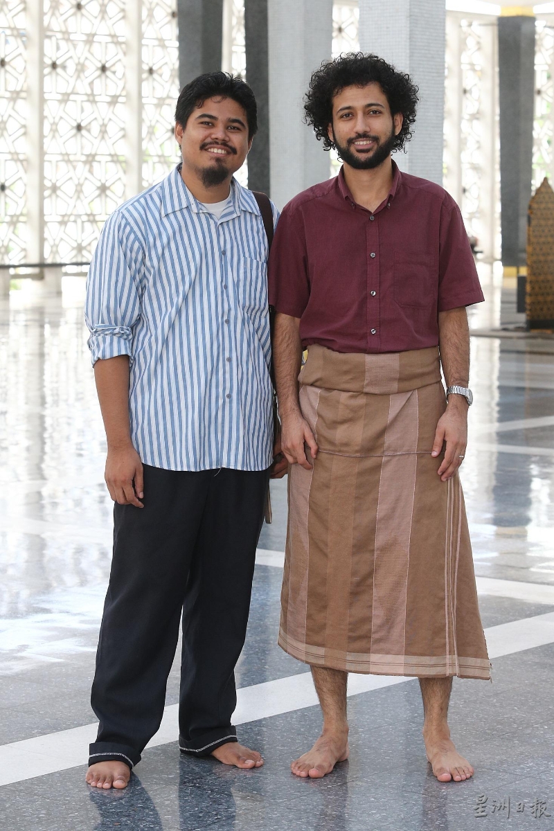 夏飛（左）與也門留學生莫哈默暢談歡慶開齋節的點點滴滴。