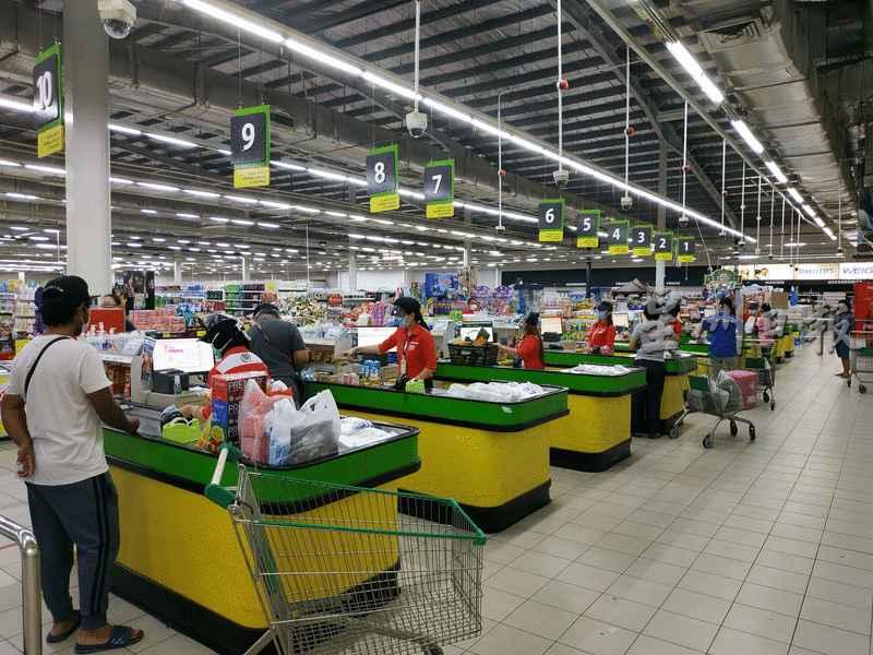 哥隆邦一家超市的支付柜台显得冷清，付款顾客不多。