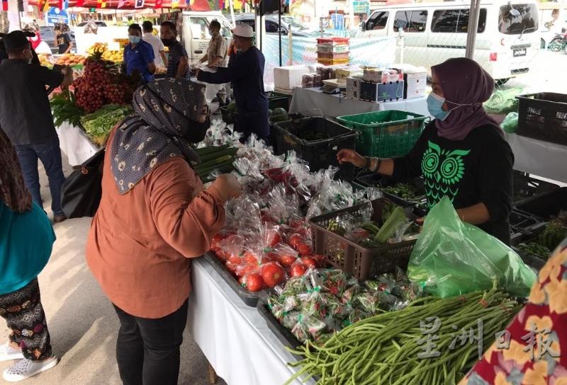 市民于市集选购新鲜蔬菜。