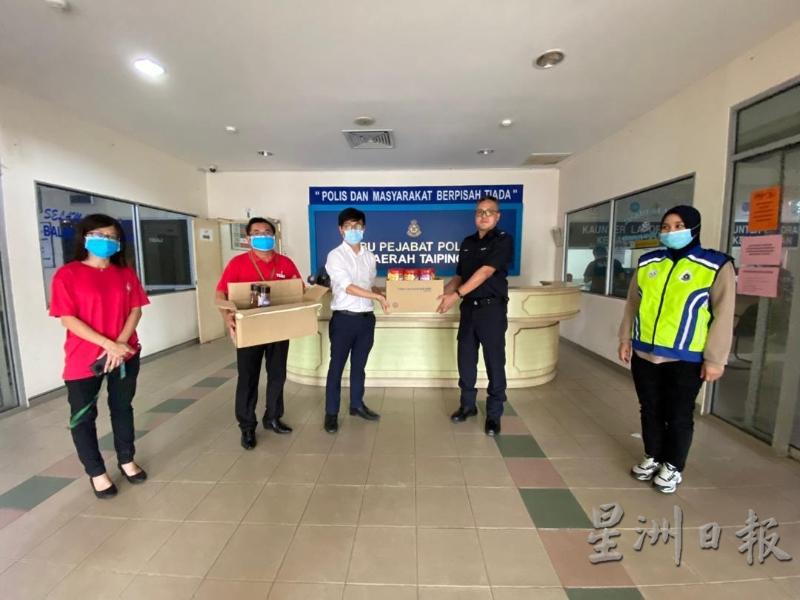 郑传毅（左三）代表后廊服务中心移交佳节饼给太平警局。左一起为陈荟丝、林锡华。（图：星洲日报）