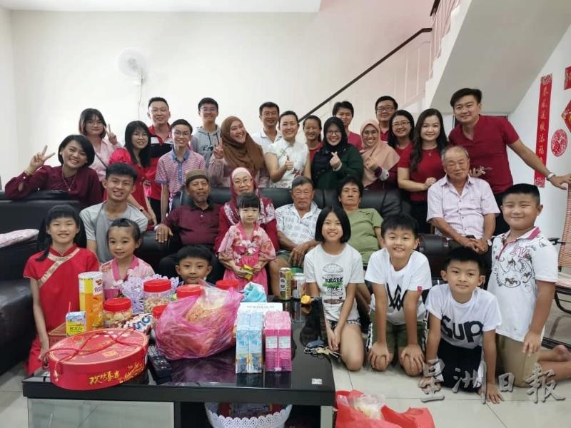 阮金龙的马来亲友在今年华人新年上门赠送礼篮和合照。