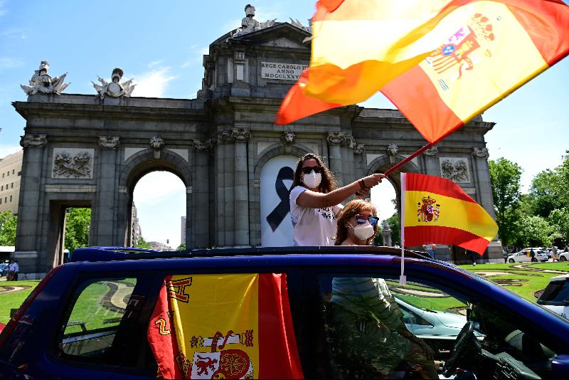周六，数以千计的西班牙民众开车示威抗议，一路猛按车笛，要求政府“还西班牙自由”。（图：法新社）