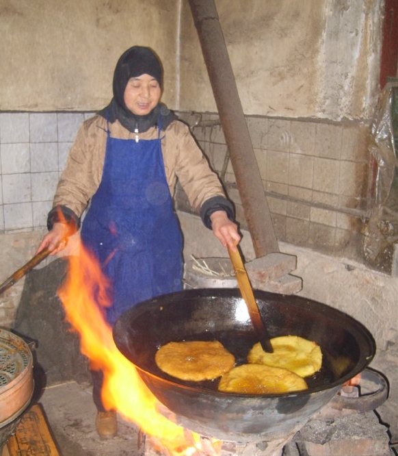 油香是回族在齋戒月和開齋節必備的食品，漢族稱之為“油餅”，由麵粉、鹽、鹼、植物油製作成麵餅油炸而成。