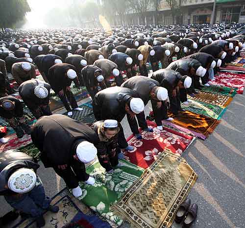 2005年開齋節，新疆喀什市數万名穆斯林群眾在艾提尕爾清真寺前的廣場上做禮拜。（互聯網照片）