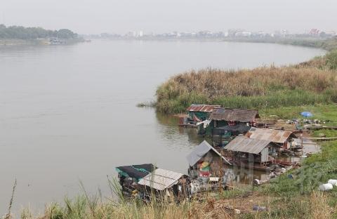 沿着湄公河看到不少水上人家，几十年来这些居民在平缓的河流上捕鱼生活，过着与世无争的日子。