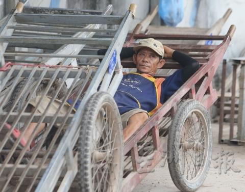 寮国人民有着一种慢活哲学，对生活和工作总是悠然自得。