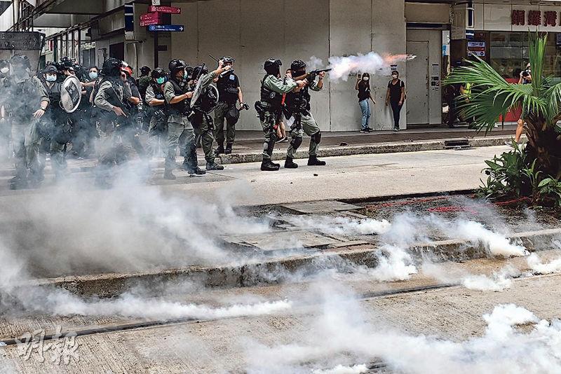 昨日铜锣湾游行起步不久，警方已施放催泪弹驱散。（赖俊杰摄）