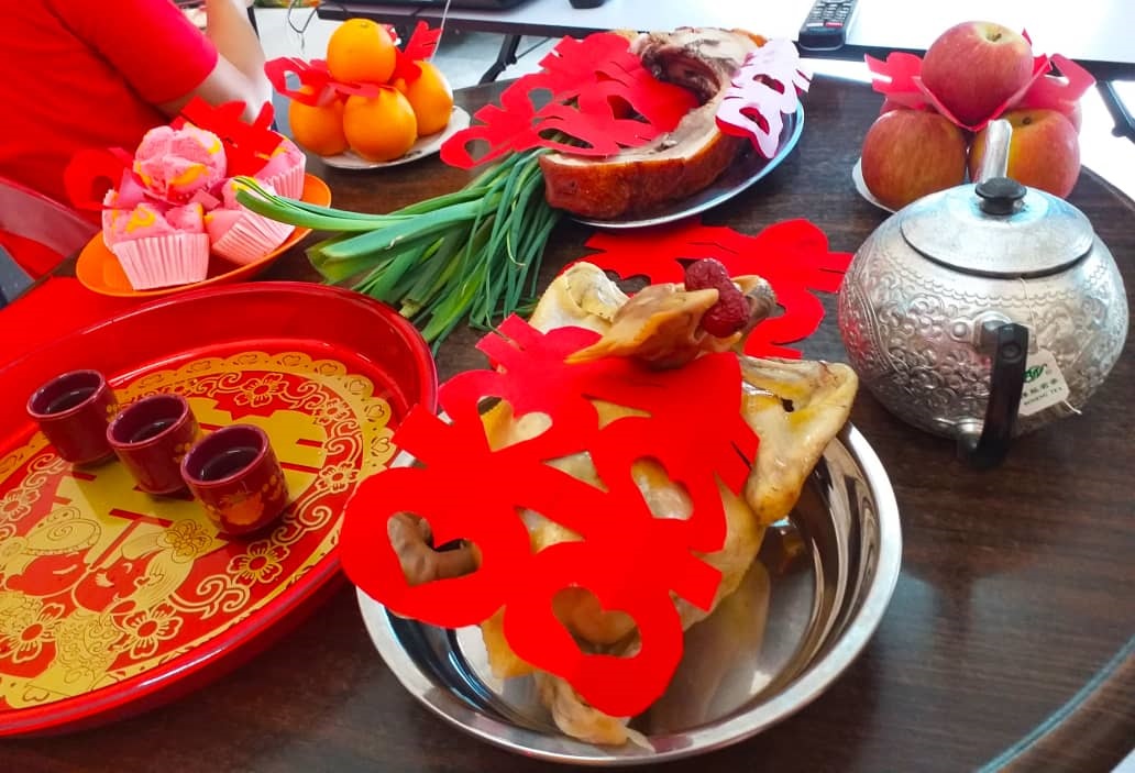 刘家屋内周遭也贴上大喜字，桌面上摆满烧肉、鸡、水果及发糕等，嫁娶的仪式虽从简惟绝不马虎。