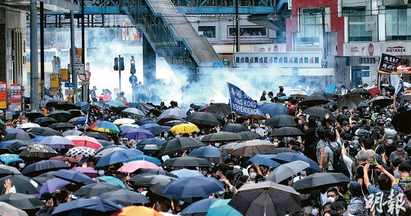 网民昨发起游行，反对全国人大订立“港区国安法”，游行没向警方申请不反对通知书，估计逾千人参与，占据轩尼诗道多条行车线。人大常委以国家安全丶打击港独等理由替港立法，昨有游行者挥动“香港独立”旗帜。游行起步不久，警方数度施放催泪弹驱散。（冯凯键摄）