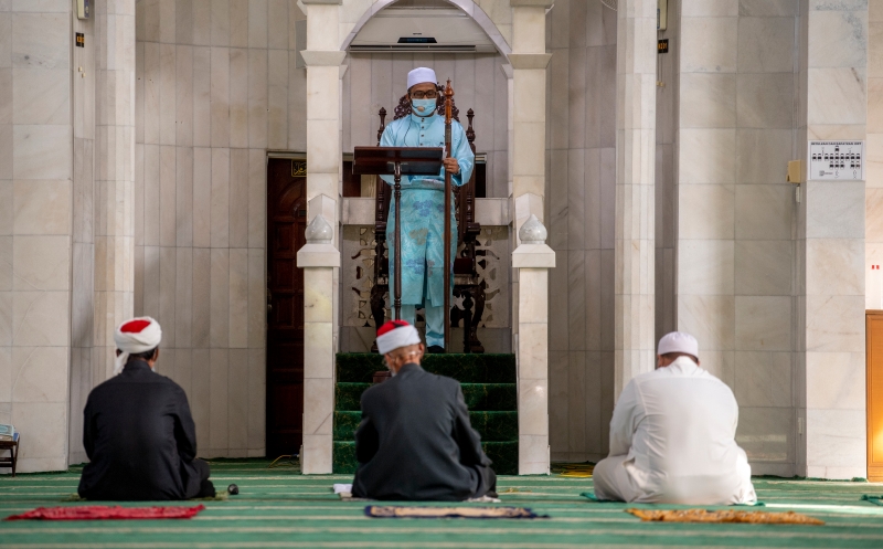阿末尤努（中）遵守规定，在开斋节当天只和另外3名职员到清真寺发表开斋节祷文。