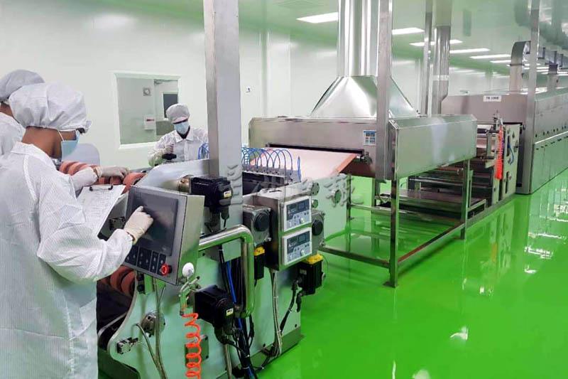 中发药业新厂生产线价值超过300万令吉的多元功能涂胶机。
