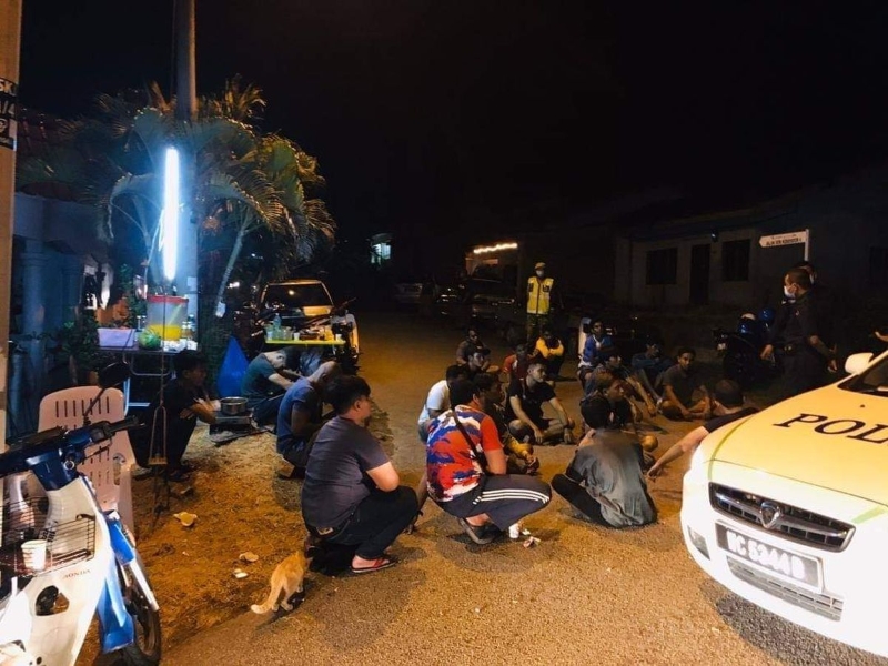 20名包括警员在内的男子在住家前参加烧烤派对，全部被逮捕，各罚款1000令吉。（照片取自网络）