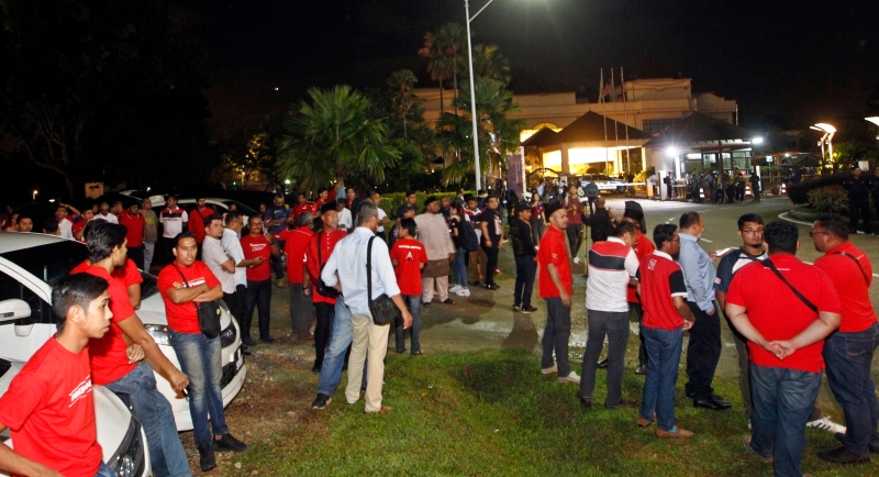 逾50名土团党青年团成员当晚聚集在首要领导基金会外，让现场气氛一度陷入紧张。