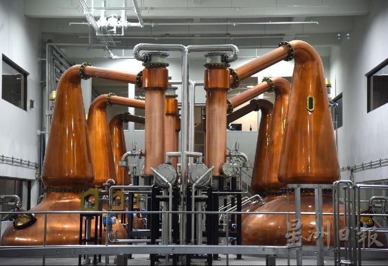 噶玛兰酒厂使用从英格兰进口的铜蒸馏器及采用传统的苏格兰方式酿制威士忌。