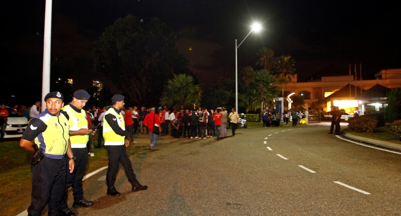 警方当晚也在首要领导基金会外驻守，以防现场出现骚乱等不愉快事件。