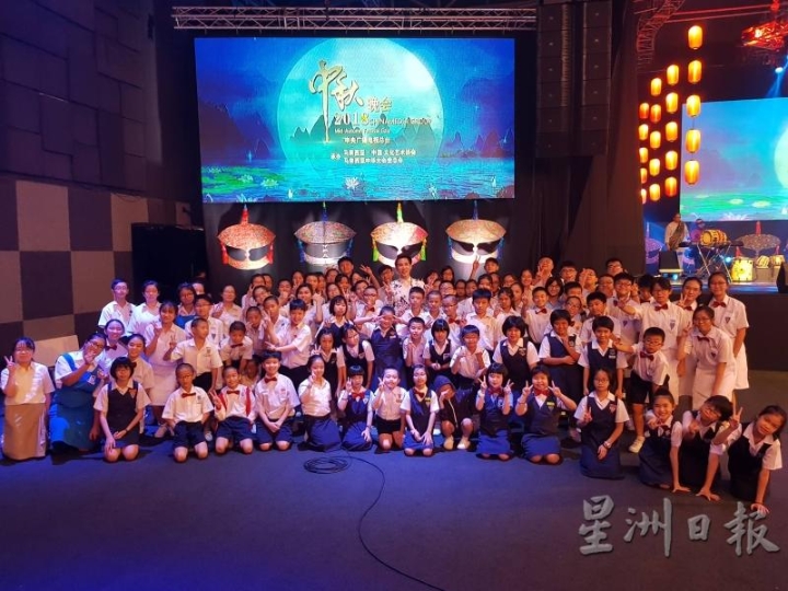 陈军凯带领百多位学生一起参与表演。（受访者提供）