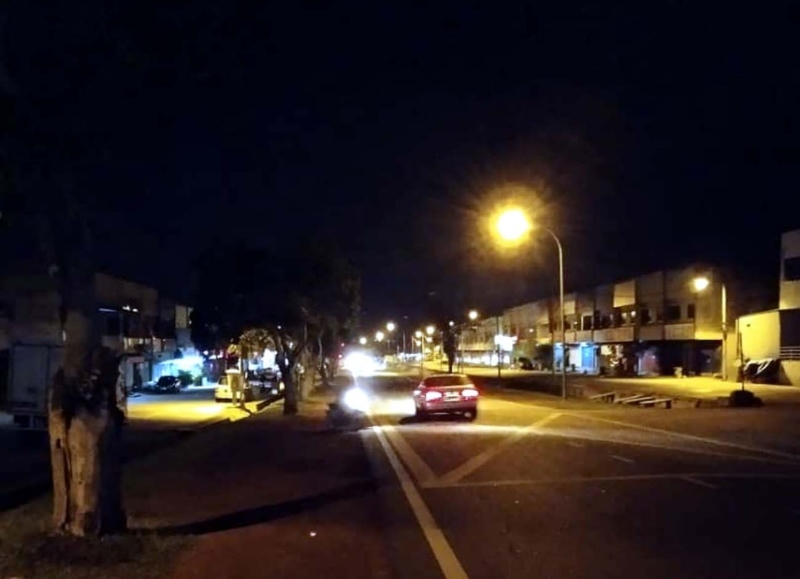东甲卫星市通往成功花园道路的路灯修好了，入夜一片灯火通明。