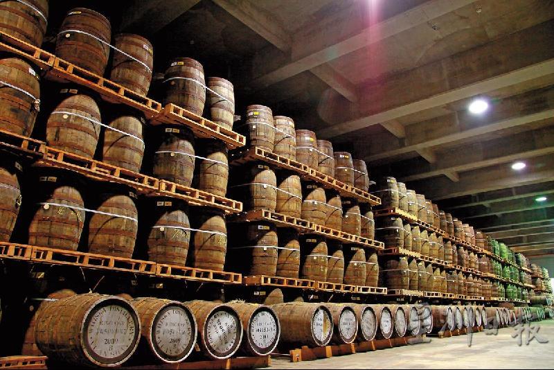 噶玛兰使用多种酒桶，包括首填充的波本威士忌桶、雪莉桶、葡萄酒桶和波特酒桶，果味浓郁。