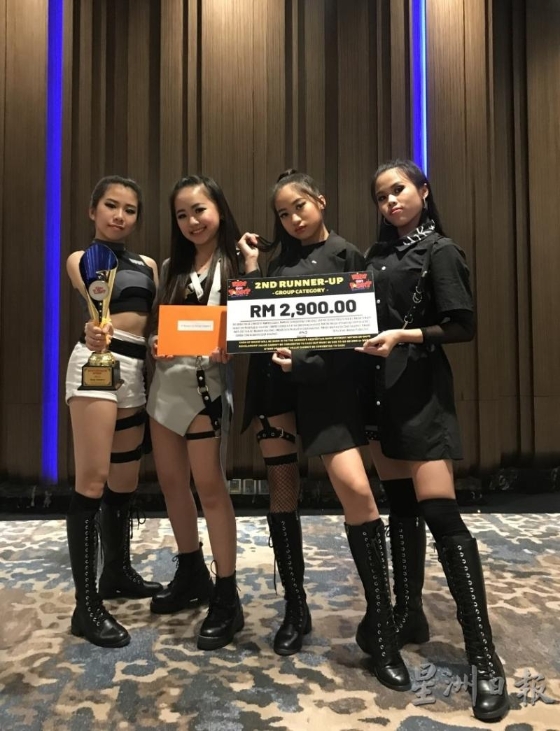 魏妤静（左一）亦有学K-Pop舞蹈，与另外3个女生组成“Sweet Disasters”组合。（受访者提供）