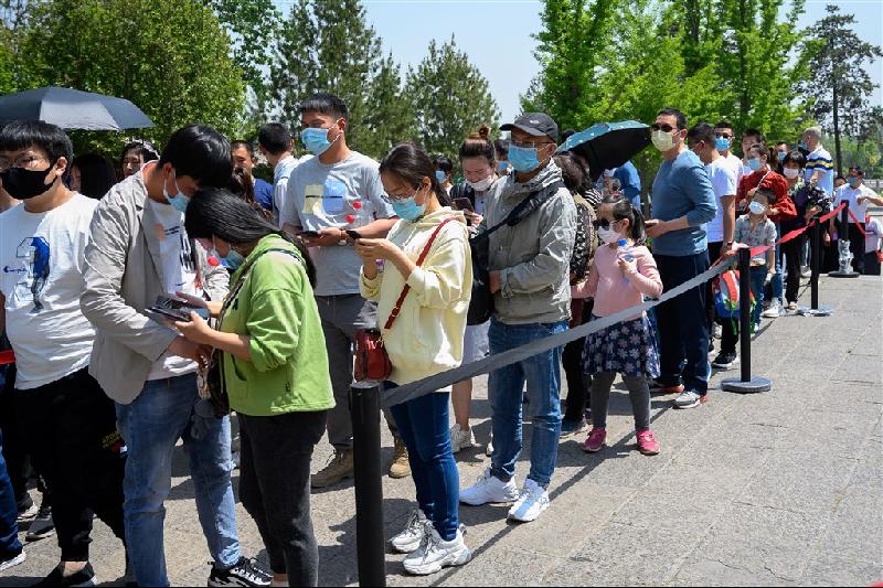中国多地正推行健康码常态化。图为1日中国山西省太原市民趁五一连假使用手机健康码排队进入公园游玩。（图：中新社）