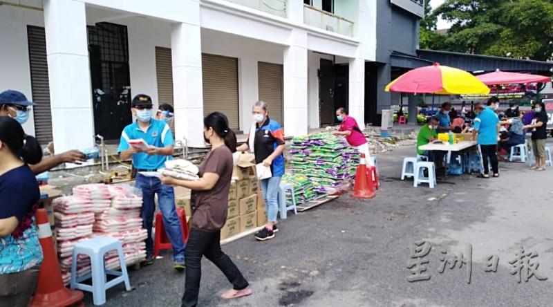 巴生武吉丁宜峇都尼兰6路至12路居民协会，与巴生市议员颜维才，在开斋节即将来临时，给予区内贫穷人士派发米粮。

