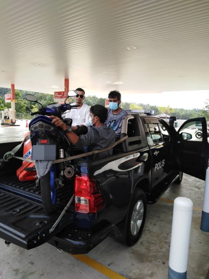 两名罗兴亚男子试图骑摩哆车跨州，结果被警方带回警局协助调查。