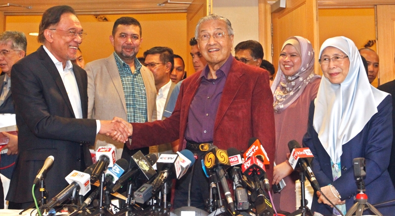 当晚马哈迪（中）和安华（左）在记者会后握手示好的希盟大团圆结局画面，却在数日后就被无情的击碎。