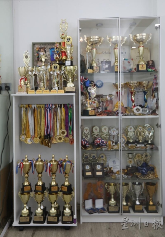 橱柜里外大大小小的奖杯和奖牌，有不少是魏妤静从舞蹈比赛中赢取而来。